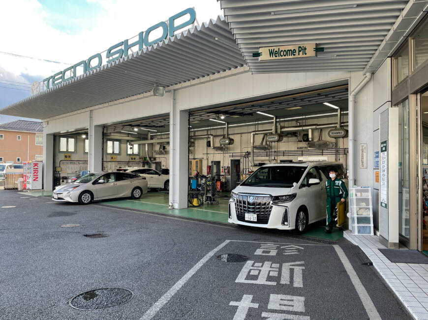 駐車ブレーキ手押しレバー付レンタカーを埼玉トヨペット 大宮西支店に配車【損保代車】
